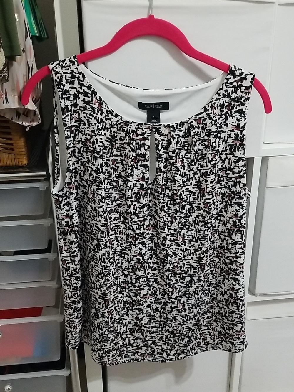 WHBM Black & White Patterned Sleeveless Shell Top With Keyhole. Size S